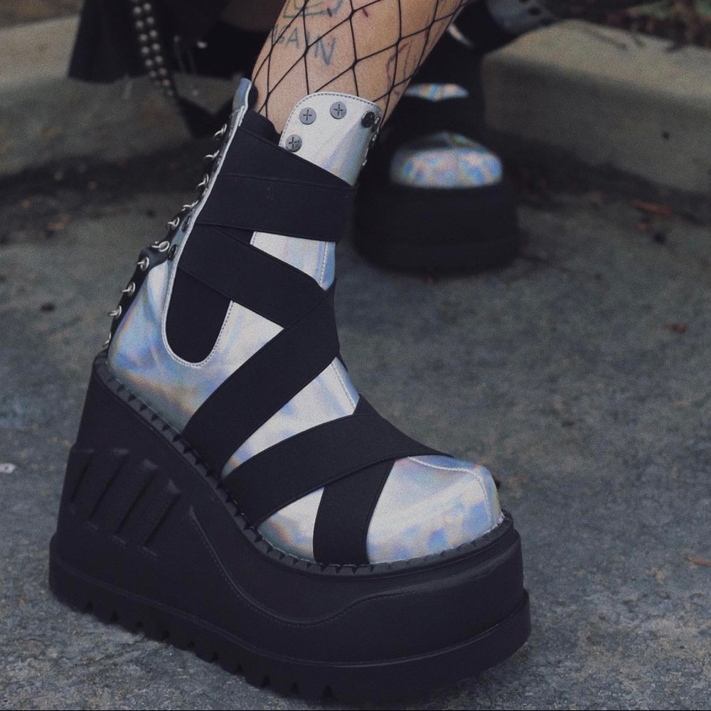 Demonia Stomp-25 Time Traveler Platform Boots